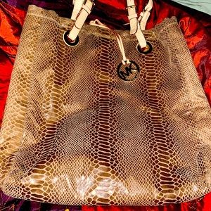 Micheal kors bag (send offers)